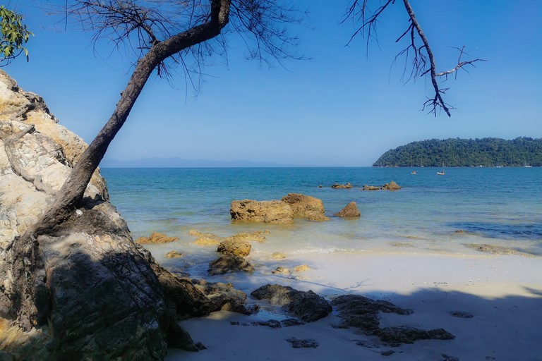 Koh Phayam, Ao Khao Kwai, hin talu