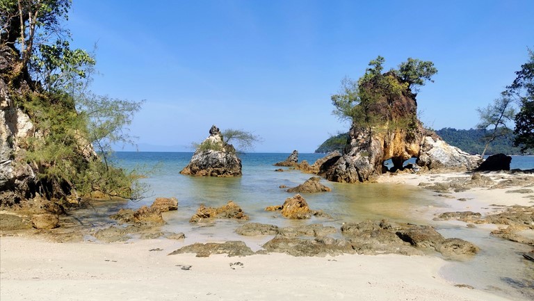 Koh Phayam, Ao Khao Kwai, Hin talu