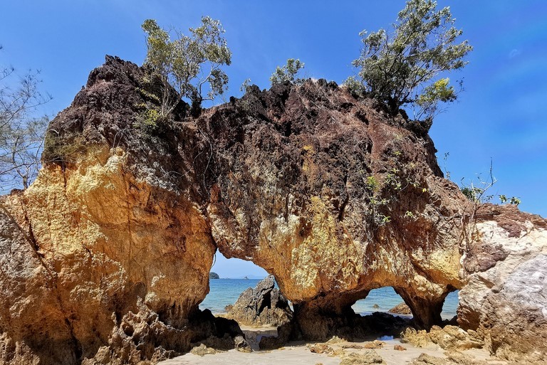 Koh Phayam, Ao Khao Kwai, hin talu