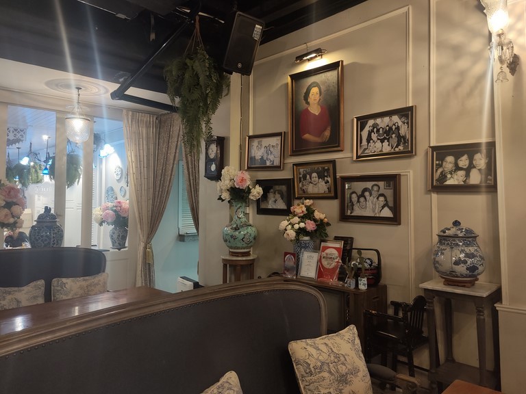 Tu Khab Khao, Phuket town