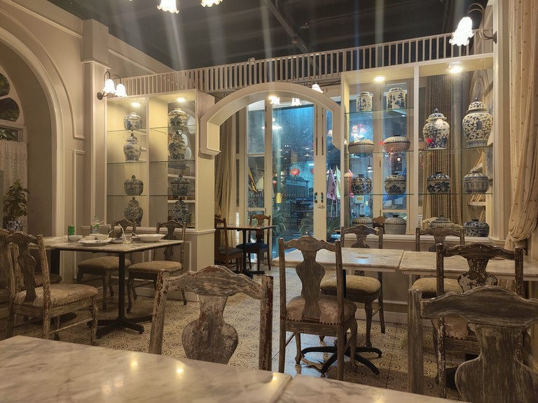 Tu Khab Khao, Phuket town