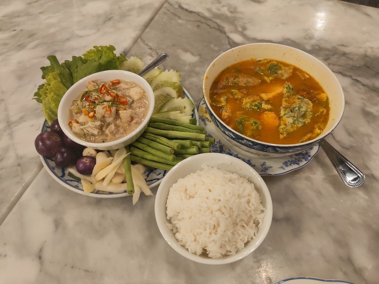 Tu Khab Khao, Phuket town