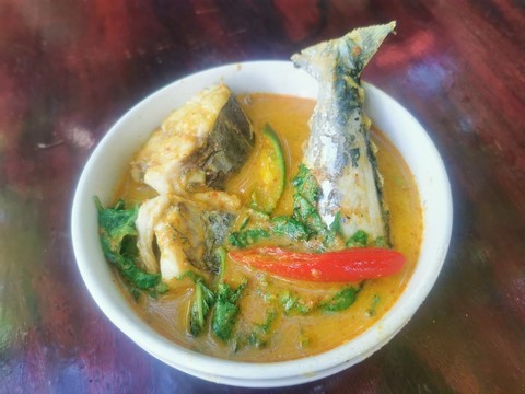 Kaeng pet Bai Yra