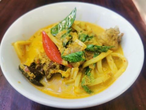 Kaeng Phed kaï nomaï (แกงเผ็ดไก่หน่อไม้ดอง)
