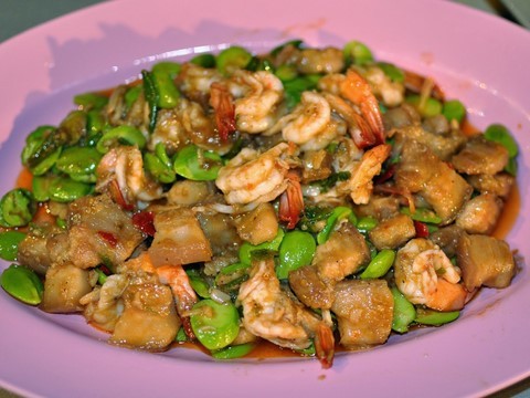 ผัดเผ็ดสะตอกุ้ง, Kung Phad Sato.